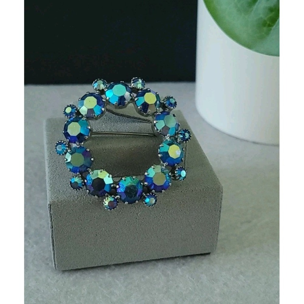 1960s Juliana D&E Aurora Borealis Rhinestone Wreath Brooch Silver Tone